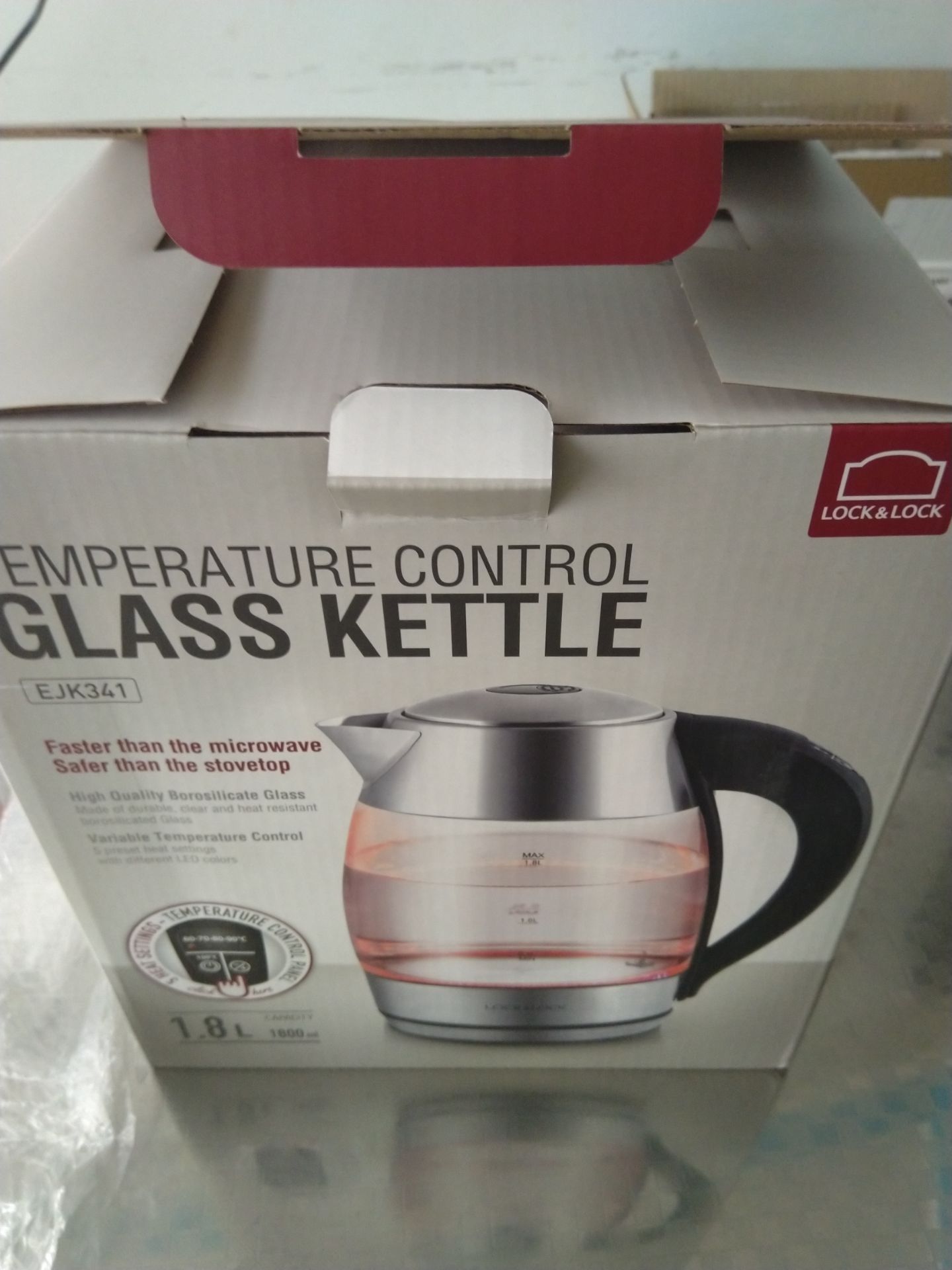 Vừa mới giao hàng. Lấy ra đun thử. Bấm nút thì nắp sẽ bật ra. Có điều chỉnh nhiệt độ. Led màu đỏ, đẹp. Vì là thủy tinh nên sẽ hơi nặng. Khi đun nóng thì chỉ còn phần màu đen là đụng vào được, những chỗ khác dễ gây phỏng, nên chú ý nếu nhà có trẻ nhỏ. Độ bền thì tạm thời chưa đánh giá được.