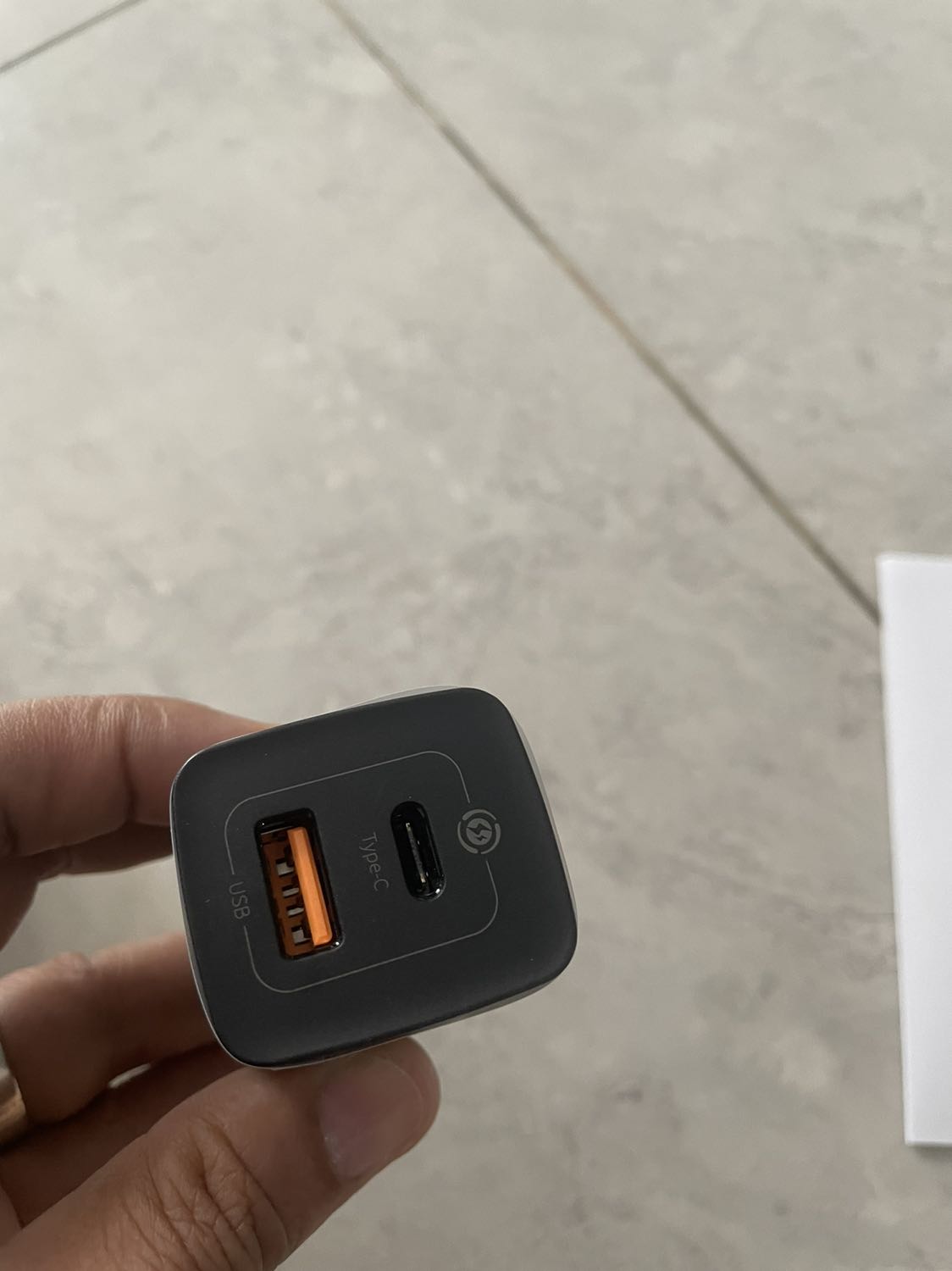 Giao ko đúng sản phẩm. 
Đặt là màu trắng, 3 cổng sạc, đầu cắm có thể gấp gọn. 
Sản phẩm giao màu đen, 2 cổng sạc và đầu cắm cố định. 
Đề nghị đổi lại sản phẩm và coi lại cách làm việc