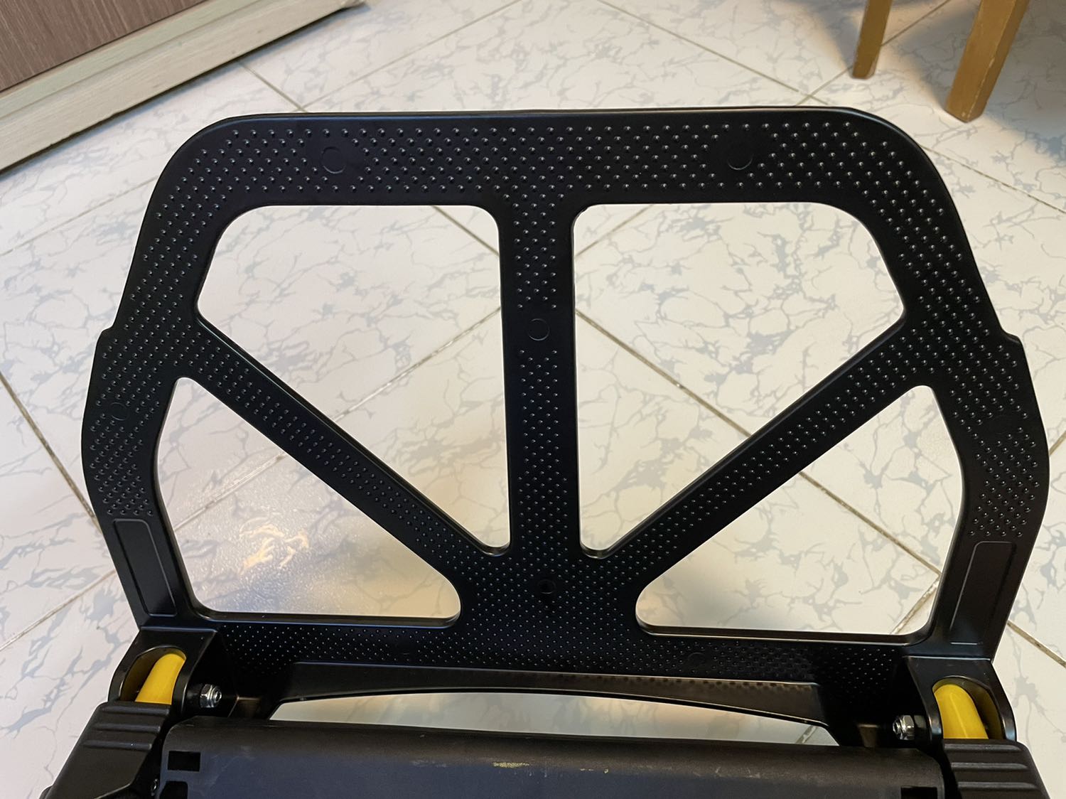 4,5 sao
Khung chắc chắn, bánh xe chạy êm, màu sắc đẹp, tay cầm cao su rít và êm, mở và xếp nhanh. Các khớp chắc chắn, độ rơ nhỏ. Khi tay cầm dựng đứng, khung bánh xe nhỏ có thể hít sát vào thân nhờ nam châm.
Hai bánh xe bắng nhựa. Bánh xe nhỏ hơi mong manh, nên phải chú ý khi đi qua gờ. Phần sàn chở hàng không có khung thép ở giữa nên chỉ phần nhựa chịu lực nên hơi yếu.