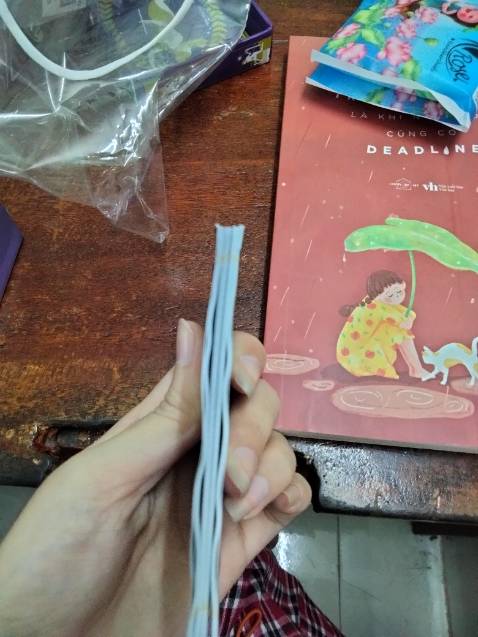 Quyển sách thì rất ổn mình không cod gì để chê nhưng bộ bài và cuốn sách rất tệ mình không ưng ý lắm nó không như mình mong đợi vì có cuốn sách ỗn nên mìn đánh giá 3 sao