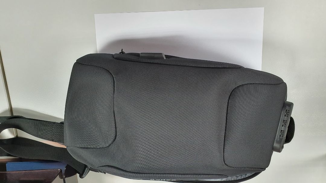 Túi chất liệu tốt, khóa trơn, các ngăn đủ dùng song khoang để đổ bên trong chưa hợp lý lắm. mình trừ 1 sao vì mùi vật liệu làm lót hơi khó ngửi, không rõ dùng lâu có hết không. Túi chất liệu tốt, khóa trơn, các ngăn đủ dùng song khoang để đổ bên trong chưa hợp lý lắm. mình trừ 1 sao vì mùi vật liệu làm lót hơi khó ngửi, không rõ dùng lâu có hết không.