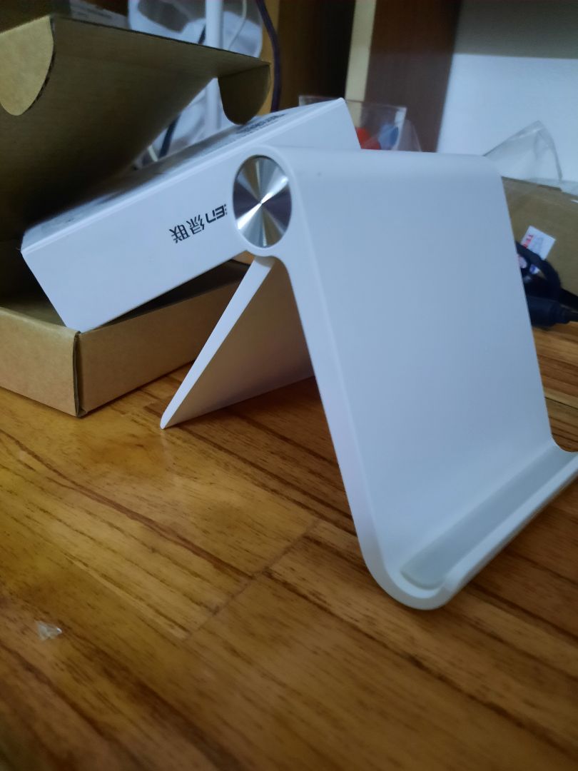 Giá đỡ dáng đẹp, có thể điều chỉnh độ mở, gấp gọn tiện dụng.Có đế su chống trượt. Hộp nguyên seal, đóng gói kĩ càng