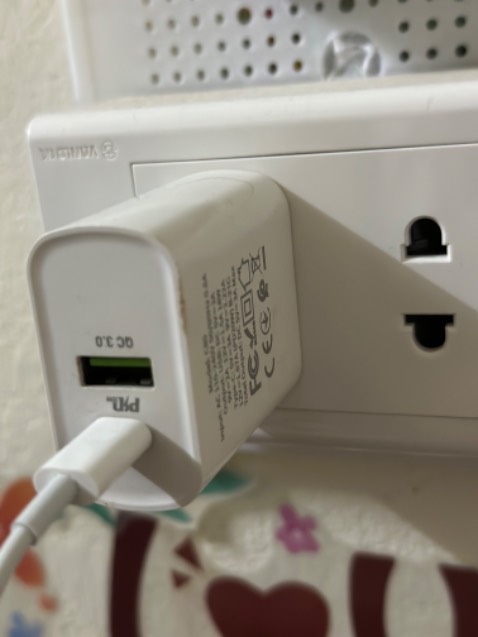 Sạc vào pin rất nhanh, có 2 cổng để sử dụng rất tiện lợi. Đáng đồng tiền bát gạo.