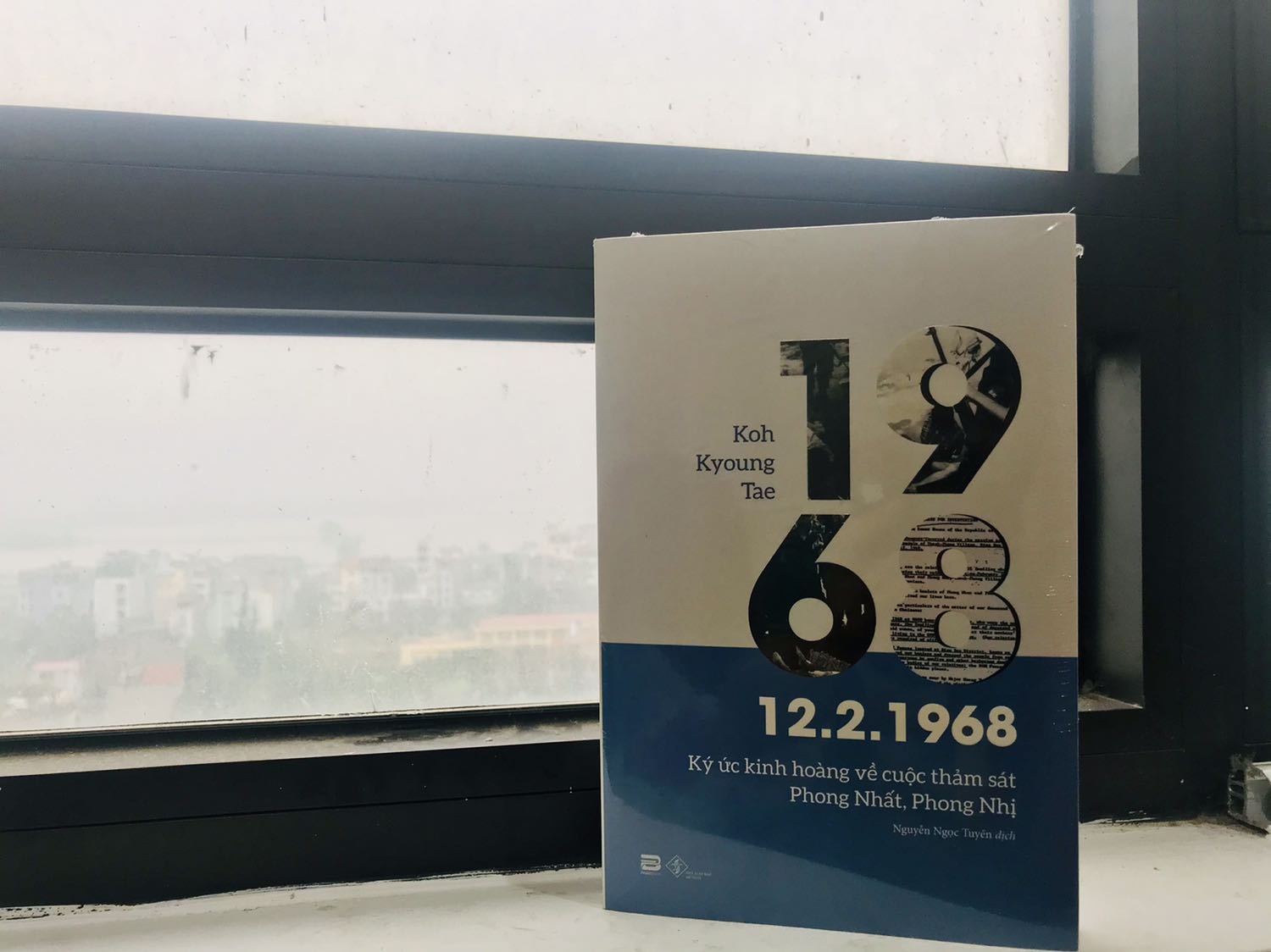 Mong chờ mua cuốn sách này về đọc bao ngày thì hôm nay mình đã nhận được nó. Giao hàng rất nhanh và chị giao hàng gọi trước lịch sự lắm. 
Hộp đóng rất đẹp, gọn gàng. Sách mới nguyên seal, nguyên vẹn. 
Lần trước mình đang tìm sách thì thấy cuốn này của một *** sách trên *** chụp vài trang m. Mình đọc thấy rất hay và đau lòng, xót xa khi vụ thảm sát xảy ra. Những người dân hiền lành, chân chất là nạn nhân vụ tàn sát của lính Đại Hàn đứng sau có Mỹ và VNCH nên thôi thúc mình phải đọc lịch sử này, các bạn thử đọc để cảm nhận chân thực nhất.