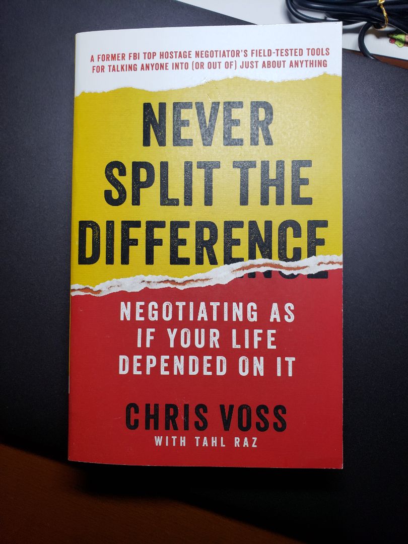 Sách nói về phương pháp negotiation trong mọi hoàn cảnh đc kể bởi chuyên gia trong lĩnh vực giải cứu con tin.  Các câu chuyện khá hấp dẫn, dễ đọc. 
Nhg mà khổ sách bé lắm, chữ nhỏ nên hơi khó nhìn.