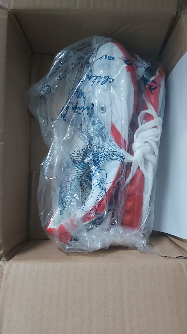 Đặt vành bóng rổ sao giao đôi giầy. Yêu cầu trả hàng