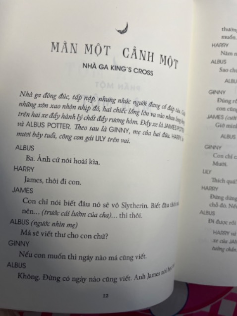 - Nhi đồng: “9.5 điểm - Trừ 0.5 điểm vì có nhiều cảnh hôn hít”
- Mẹ nhi đồng: Lúc đầu đọc hơi ngán do trình bày theo kiểu đối thoại sân khấu, nhưng sau thì hấp dẫn và gây tò mò. Ở TQ có trào lưu truyện/ phim xuyên không thì ở đây đã tạo trend từ lâu. 
 Duy có đoạn thấy hơi phản cảm: mặc dù biết Albus (con trai Harry) đã dùng thuốc đa dịch biến thành Ron - chồng của Hermione, nhưng cái cách Albus đánh lạc hướng sự chú ý cô này bằng cách nói những lời ve vãn và hôn hít liên tục cô này thì mình không đồng ý lắm. Vì Albus còn nhỏ, tuổi tác cũng chênh lệch rất nhiều so với Hermione.