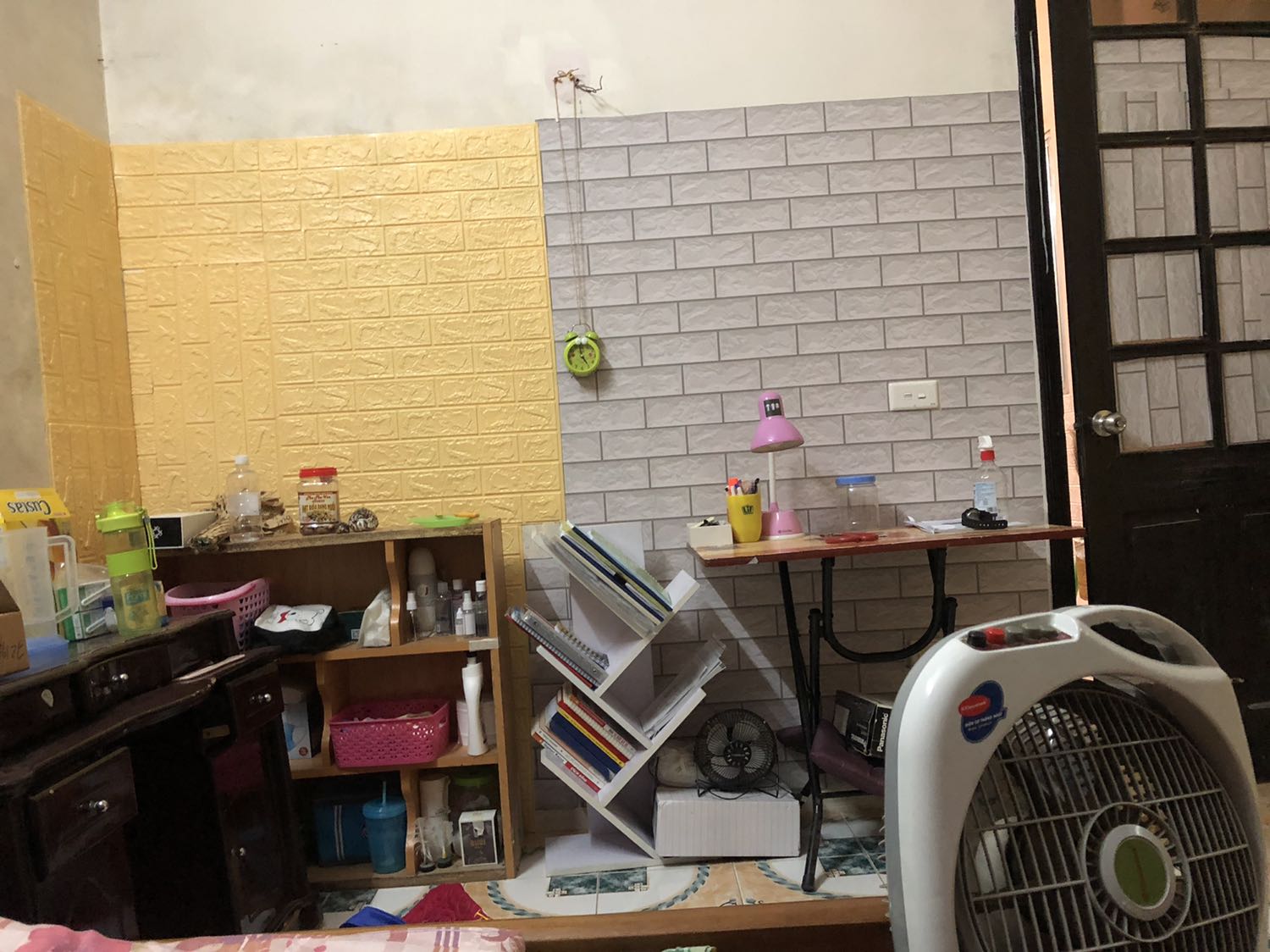 So với các loại giấy dán tường khác thì loại xốp này dán rất chắc( làm sạch bụi tường trước khi dán)
Màu sắc tươi sáng( do tường bị mốc ẩm nên nó mới có những đốm tối màu kia
Kích thước đúng mô tả