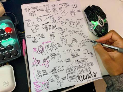 Ưu điểm:
- Giá phù hợp với sinh viên lắm nè. Tiki đang sale 99k 1 hộp 36 màu, tính ra 1 cây giá chưa tới 3k luôn.
- Viết lên bề mặt không thấm như mặt bàn, ly, mặt kính... có thể dùng khăn ướt lau được. Nếu dính lên quần áo có thể giặt được luôn.
- Màu sắc khá ổn áp, các bạn có thể xem ảnh mình *** màu. Có nhiều màu phù hợp với các bạn thích làm bullet journal. Đặc biệt là màu ít trùng với bộ Fiber Pen Colokit.
- Đầu bút có thể viết được chữ calligraphy.
Khuyết điểm:
- Vẫn còn dính 1 cây màu vàng dạ quang ??
- Nếu mới tập viết calligraphy thì hông nên dùng cây này vì đè nhiều cái ngồi sẽ dễ bị hư nè ?
- Nếu đè mạnh bút khi tô màu trên giấy A4 thì vẫn bị lem qua mặt sau nha ? tất nhiên là chỉ hơi lem thoai.
Tóm lại, bộ này phù hợp cho các bạn thích đủ màu sắc nhưng giá thành “em bé”. Lỡ mua fiber pen colokit mà muốn mua thêm em này cũng ko sao, vì cũng ít màu trùng nè. Ưu điểm:
- Giá phù hợp với sinh viên lắm nè. Tiki đang sale 99k 1 hộp 36 màu, tính ra 1 cây giá chưa tới 3k luôn.
- Viết lên bề mặt không thấm như mặt bàn, ly, mặt kính... có thể dùng khăn ướt lau được. Nếu dính lên quần áo có thể giặt được luôn.
- Màu sắc khá ổn áp, các bạn có thể xem ảnh mình *** màu. Có nhiều màu phù hợp với các bạn thích làm bullet journal. Đặc biệt là màu ít trùng với bộ Fiber Pen Colokit.
- Đầu bút có thể viết được chữ calligraphy.
Khuyết điểm:
- Vẫn còn dính 1 cây màu vàng dạ quang ??
- Nếu mới tập viết calligraphy thì hông nên dùng cây này vì đè nhiều cái ngồi sẽ dễ bị hư nè ?
- Nếu đè mạnh bút khi tô màu trên giấy A4 thì vẫn bị lem qua mặt sau nha ? tất nhiên là chỉ hơi lem thoai.
Tóm lại, bộ này phù hợp cho các bạn thích đủ màu sắc nhưng giá thành “em bé”. Lỡ mua fiber pen colokit mà muốn mua thêm em này cũng ko sao, vì cũng ít màu trùng nè.