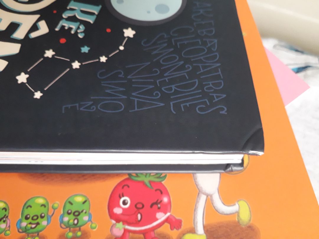 Mình luôn ưu tiên mua sách online trên tiki hơn các nhà cung cấp khác. Nhưng lần này tiki làm mình hơi thất vọng.  Bìa sách thì rách và bị gẫy, trang mở đầu thì bị dơ.