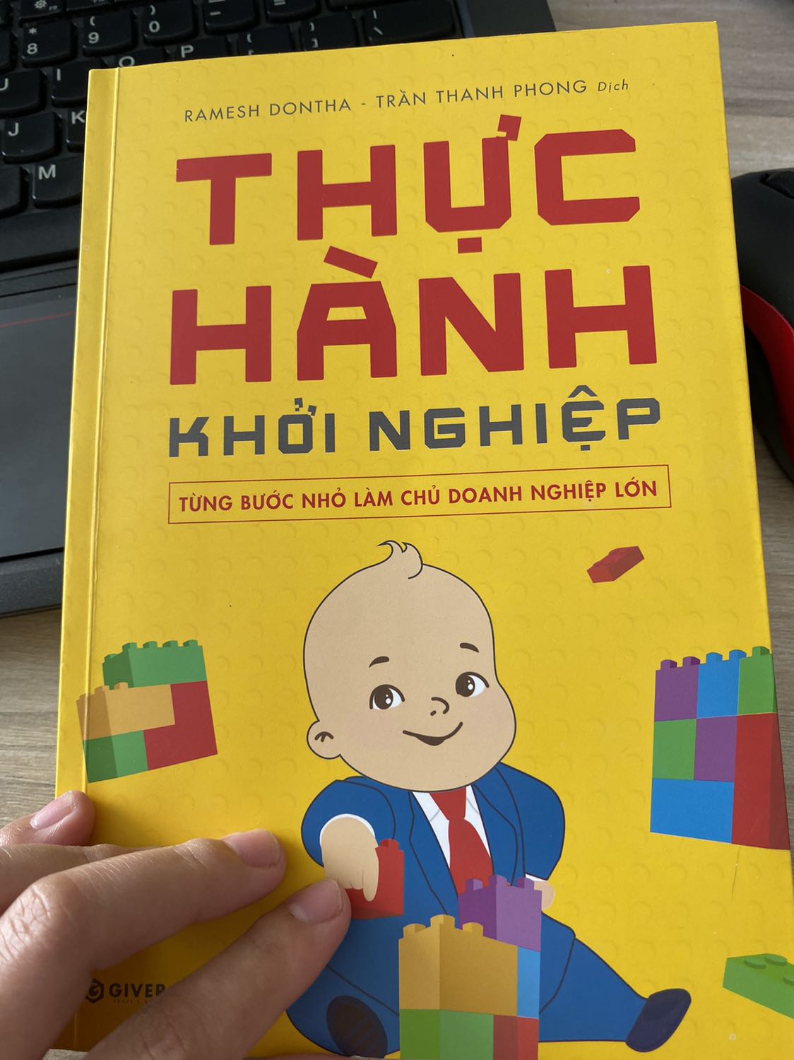 Khi quét mã không ngờ được nói chuyện với tác giả. Tác giả rất dễ thương và nhiệt tình, anh còn chia sẻ, giải đáp những thắc mắc khó khăn mà mình hỏi nữa. Sách rất hay và thực tế, dễ áp dụng, sẽ ủng hộ sách của anh thêm
