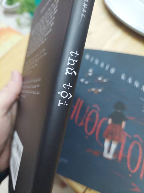 “Thú tội” không có yếu tố bất ngờ, chẳng có yếu tố kinh dị,  6 chương sách đều được viết ở ngôi thứ nhất là bản tự thuật về những cảm xúc và hành vi của các nhân vật trên cùng một sự kiện trung tâm. Mang hơi hướng bệnh hoạn, vượt ngoài lý tính và luân lý thông thường, “Thú tội” là một nỗ lực len lỏi vào những ngõ sâu tăm tối nhất của tâm thức con người dù họ là bất kỳ ai.