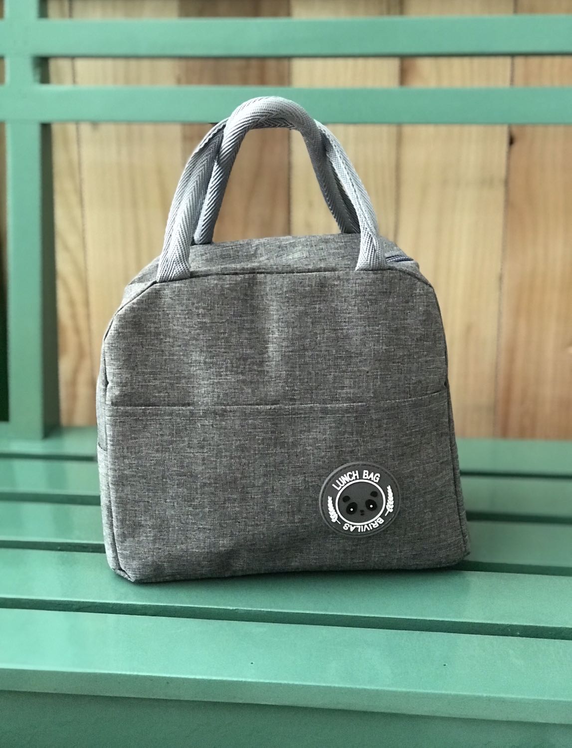 Chất liệu vải, quai, logo không giống như trên hình. Tôi đã xem hình của những khách hàng trước đã mua thấy giống hình chụp. Nhưng túi của tôi nhận được lại khác. Hình như họ lấy mẫu tương tự để gửi đi vậy.