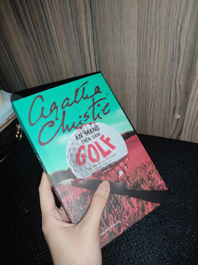 Một vụ án ly kỳ và lãng mạn, thám tử Poirot đã hoàn thành xuất sắc nhiệm vụ của mình, mình hoàn toàn đồng tình với lời bình đằng sau bìa sách nhận định về "tình tiết thông minh" của quyển này, mình đã có một trải nghiệm thoả mãn đúng như cảm nhận của thám tử Poirot khi vén màn vụ án. Nhờ vào sự quan sát tài tình cũng như khả năng nắm bắt, thấu hiểu tâm lí con người và một thái độ làm việc hết sức khiêm nhường, khó đoán của ông, vụ án được đưa ra ánh sáng một cách lặng lẽ, nhưng đầy thuyết phục!! Và quyển này cũng là 1 trong những quyển hiếm thấy trong tủ sách Agatha của mình khi sử dụng ngôi kể thứ nhất, người đọc như được vào vai người bạn đồng hành xuyên suốt của thám tử Poirot, sự liên kết qua những cảm xúc đồng cảm, thấu hiểu qua vai người kể chuyện khiến mình càng bị thu hút hơn vào các tình tiết mà người kể chuyện nhận ra và tự độc thoại với chính mình. Và huhuuuu mình hoàn toàn đổ gục khi đọc tới những phân đoạn cử chỉ, lời nói, chi tiết thể hiện những mặt lãng mạn hiếm thấy trong 1 đầu sách trinh thám!! Một trải nghiệm đầy bất ngờ, và mình tin ai cũng nên cho đầu sách này 1 lần đọc thử nhó!!