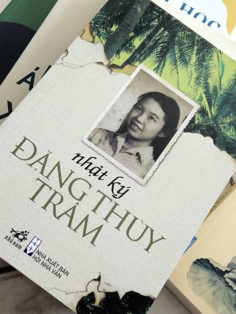 sách nhà Nhã Nam thì chất lượng khỏi chê rồi a.  
- nội dung sách là trích từ cuốn nhật ký của Đặng Thùy Trâm, gần cuối sách có phần phụ lục ảnh rất hoài niệm