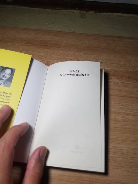 Mình có một vài lời nhận xét như sau.cuốn sánh đọc đoạn đầu kể về cậu bé thiên ân khá hay,cảm động và lôi cuốn nhưng đến phần những tờ kinh mình thấy tác giả viết khá là miên man thiếu trọng tâm.ví dụ tờ kinh số một nói về thói quen,muốn có thành công thì phải có những thói quen tốt,thấy tác giả viết khá dài nhưng chốt lại ý nghĩa chỉ có  từng đấy.với cách viết dùng quá nhiều từ hoa mĩ,bay bổng nhiều khi lại khiến người đọc khó hình dung và tập trung.theo cảm nhận mình thấy cuốn này cũng bình thường,ý kiến cá nhân.