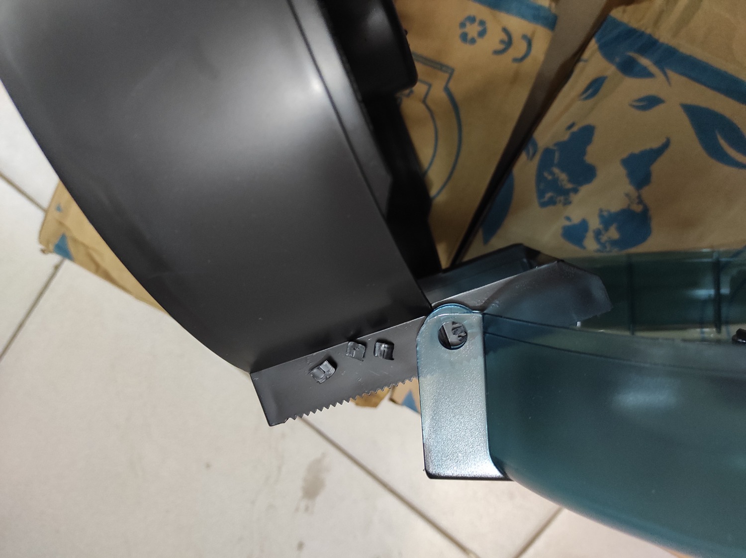 Mình có mua sản phẩm này với số lượng là 2. Sau khi bóc thùng giấy ra thì cả 2 sản phẩm đều bị gãy tai nhựa như hình ảnh mình gửi kèm nhận xét này. Làm mình thấy thất vọng về chất lượng sản phẩm.
Rất mong Chăm sóc khách hàng của Tiki có hành động!