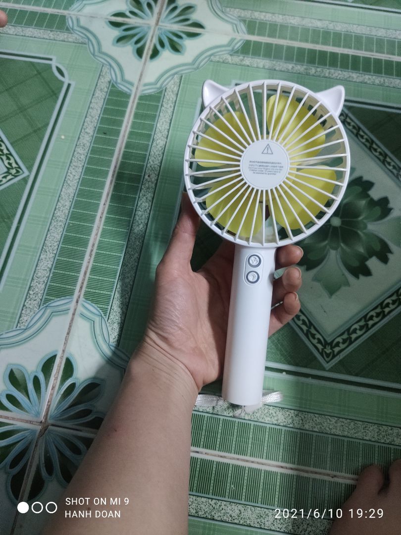 không biết có phải hàng order hay k? mà bình thường tiki giao habgf siêu nhanb, còn lần này  phải cả tuần mới nhận được hàng, đặt 2 cái mà shop giao có 1 màu hơi buồn xíu, nhưng quạt đẹp,c ó đèn phía sau lưng quạt nữa, có 3 nấc gió