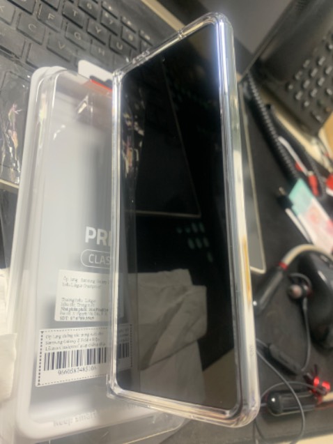 Giao cực nhanh, đóng gói cẩn thận. Sản phẩm dày dặn, ốp cho màn hình nhỏ khá dày nên gõ chữ ngay mép hơi khó , dễ bám vân tay