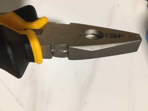 Kìm gia công rất cẩu thả, bị kẹt cứng ngắt, không thể mở ra, đóng lại được. Sản phẩm lỗi như thế này mà cũng đem bán cho khách hàng được. Gửi email cho tiki thì nhận được nhưng đợi mãi vẫn không thấy phản hồi. Để chờ xem phải mất bao lâu các bạn mới đổi cái mới cho khách hàng. Tôi đang rất bực mình nhé Tiki.