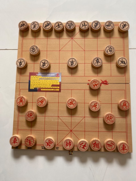 Bộ cờ đẹp, bằng gỗ sồi nên sáng màu, nổi rõ vân gỗ đẹp. Bàn cờ to vừa phải, dễ dàng mang đi mang lại hoặc cất. Có điều quân cờ hơi nhẹ, bác nào tay to thích đập rầm rầm thì chắc sẽ ko thích. Mình newbie mới tập chơi như vầy là quá ok rồi.