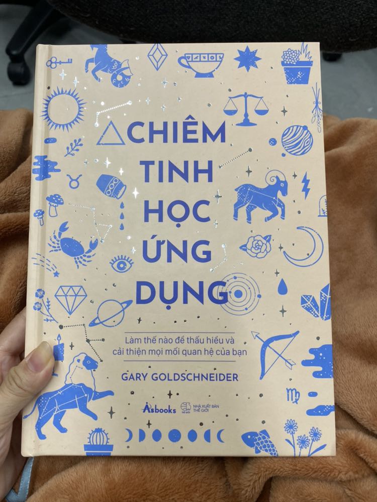 Nhận sách là mình hú hét luôn vì quá đẹp. Bản tiếng Anh Astrology of you and me đã quá nổi tiếng và hay rồi nên mình đã chờ phát hành bản Việt là hốt luôn. Sách siêu dày siêu nặng cầm đã tay lắm. Bìa cứng nhũ lấp lánh còn bên trong in màu 100% bảo sao giá xứng chất lượng cả thôi. Nội dung trình bày đầy đủ các mối quan hệ mà bạn có trong cuộc sống không thiếu thứ gì luôn: sếp, đồng nghiệp, nhân viên, bố mẹ anh chị em, ny đến ny cũ… có tất. Cuốn chiêm tinh có tính ứng dụng vào cuộc sống cao nhất mà bạn cần trong đời.