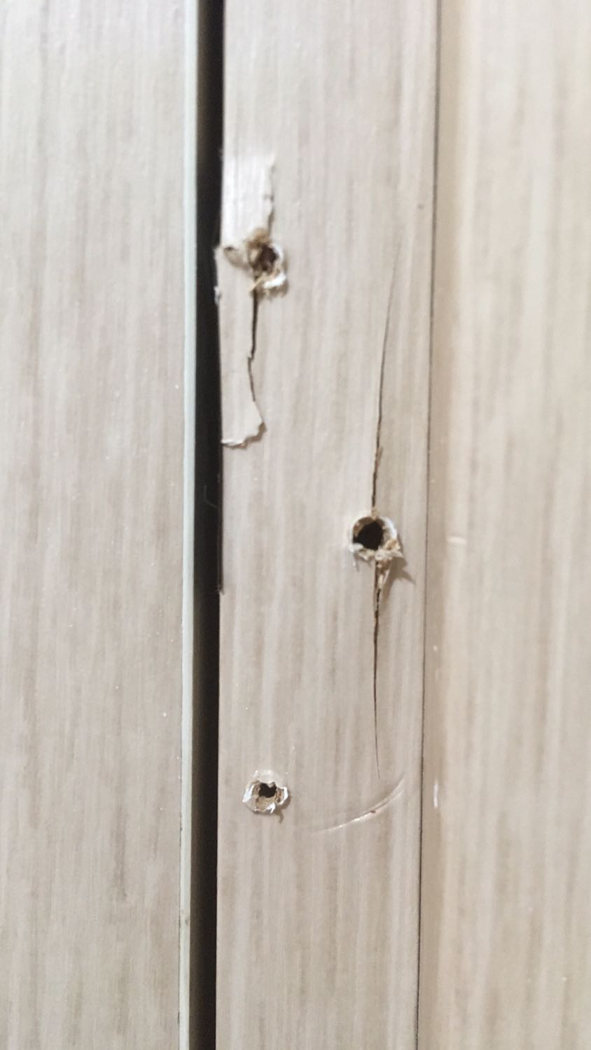 Nhà cửa mới tinh mà vừa lắp cái chốt này vào hư banh chành hết. Mũ của đinh vít vừa dùng tua vít vặn được giữa đường là mũ vít mất hết gờ, vô k vô được, ra không ra được. Nghĩ lại quá hối hận mua cái khoá Việt tiệp 40k xài chắc chắn hơn ba cái thứ giả dối này, giờ phải chờ thay nguyên cái khung cửa nhà chung cư mới nhận, cái chốt bỏ k tiếc mà hư cái cửa nghĩ nó bực gì đâu, năm mới bán hàng có tâm chút pls. Mời tiki thâu lại giùm, không dám mua tiki nữa luôn.