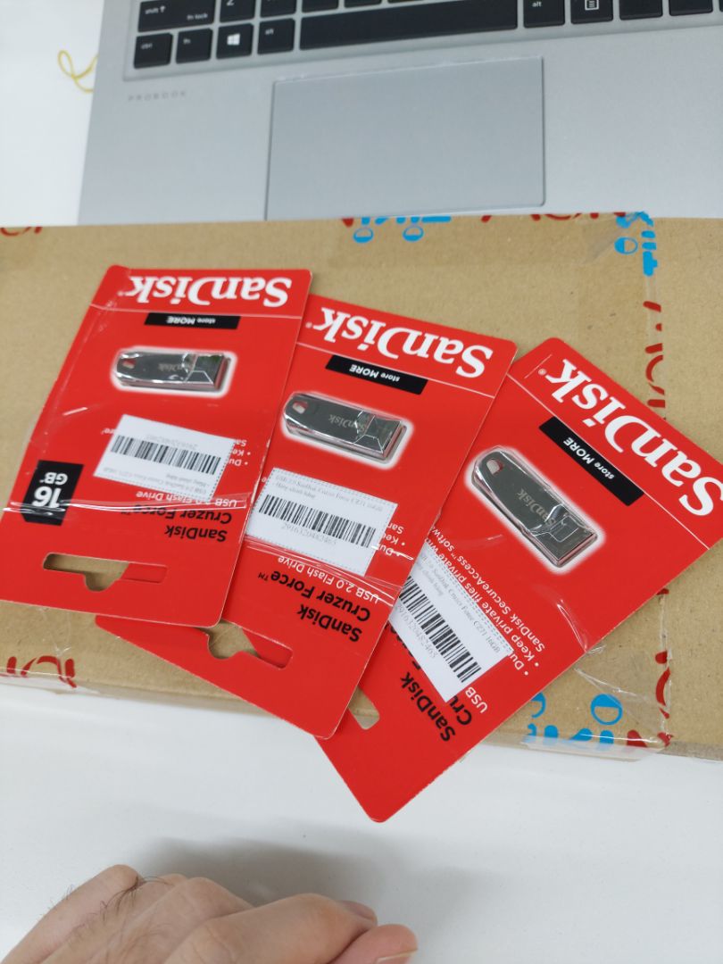 Tiki now giao nhanh, tuy nhiên cả 3 USB đều bị hiện tượng bị tháo bao bì ngang hông, tróc tem ngay khi khui họp. Đề nghị Tiki nhận và giao lại sản phẩm còn nguyên bao bì,tem nhé. trong tình trạng như này  không đánh giá chất lượng vì chưa dùng.