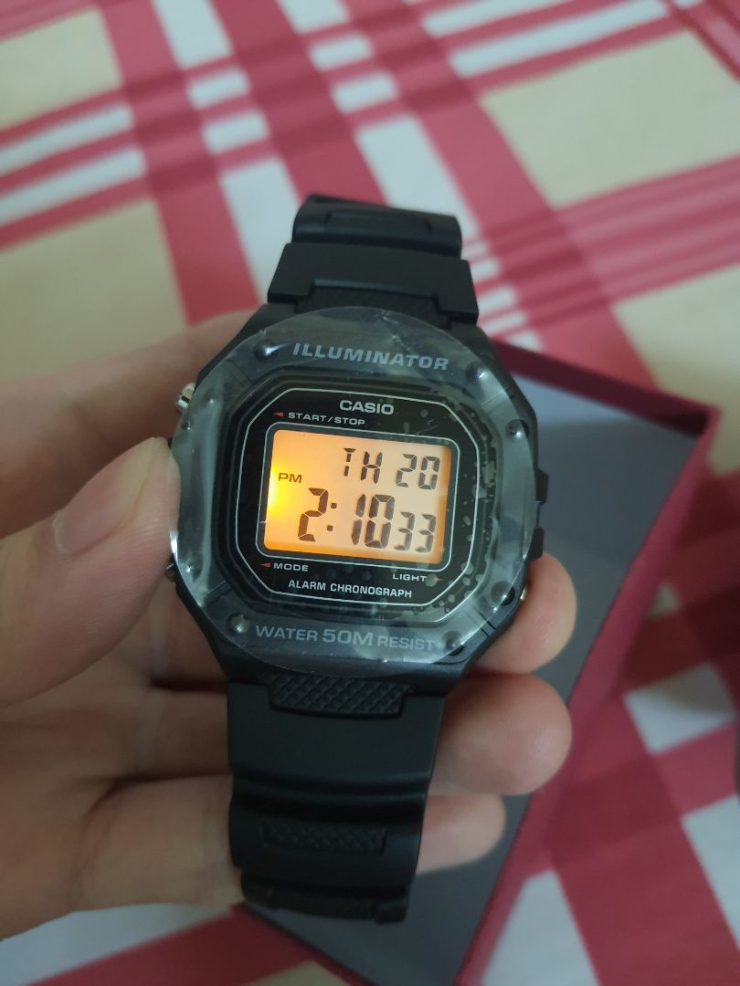 TGDĐ giao hàng nhanh, mình đặt 10h thì 1h trưa có rồi. Nhân viên chăm sóc kĩ, hàng mới và đẹp lắm. Đồng hồ đeo tốt, trẻ trung, đèn sáng rõ hiện đèn full màn hình. Dùng tốt.