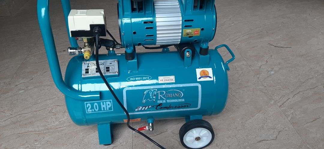 giao đúng hẹn máy hoạt động êm,lên hơi nhanh nhưng bị nứt mất mặt kính đồng hồ và không đc tặng kèm súng xịt :((