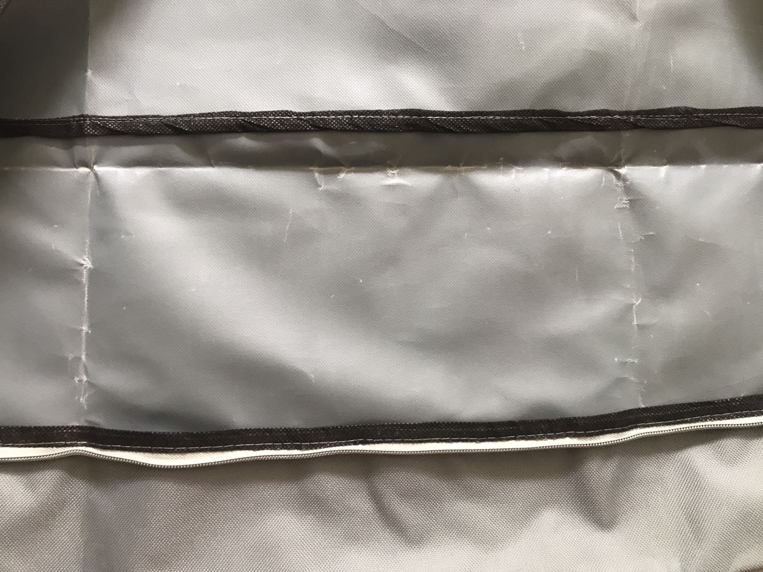 Sản phẩm được khuyến mãi mua với giá 75k, nhìn chung sản phẩm tương xứng với giá tiền, không thể gọi mua hàng tốt với giá khuyến mãi. Dây kéo mượt, chất vải bình thường, bên trong bị dập gãy nhiều (như hình). Miếng đệm trên dây đeo chỉ để làm kiểu vì mỏng nên không thể hỗ trợ chống mỏi gì. Giao hàng lâu, hộp méo mó. Sản phẩm được dán niêm phong trên bao bì & đính kèm theo bưu thiếp cảm ơn khá lịch sự.