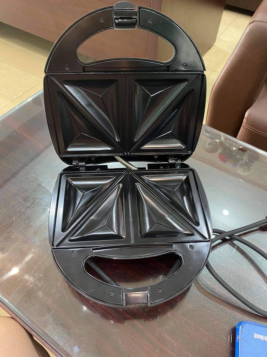 Sản phẩm khá chắc chắn, nướng bánh mì khá nhanh, có điều phải đứng canh do hệ thống không tự ngắt 😂 Nhưng máy kẹp sandwich rất giòn và ngon! Sản phẩm chính hãng!