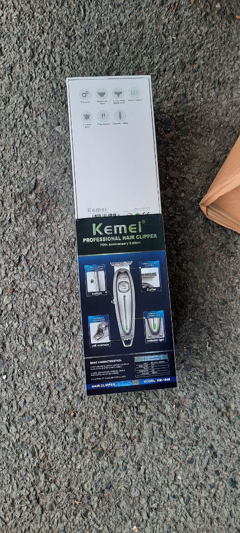 Máy bị trầy, có vẻ như hàng tồn kho, không vừa ý lắm.