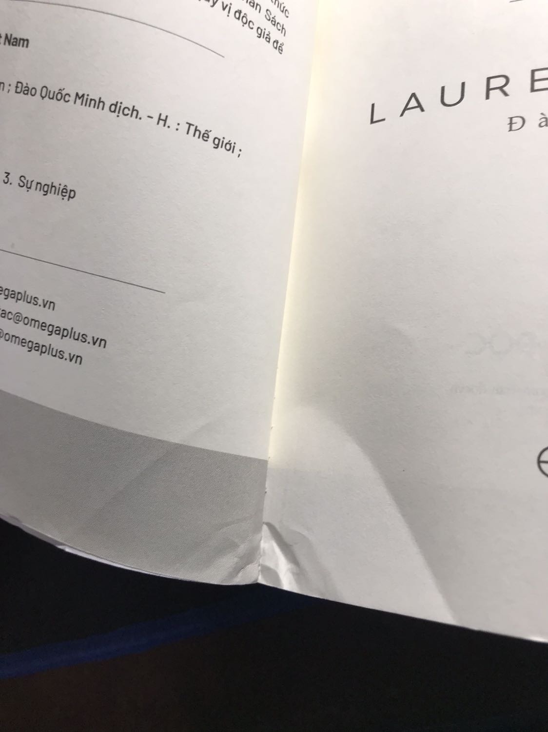 Không bàn đến nội dung. Một cuốn sách mình trong chờ bấy lâu thì tiki lại giao cho mình một cuốn sách chất lượng thế này. Mình thật sự rất không hài lòng về việc này và cần tiki giải quyết sớm.