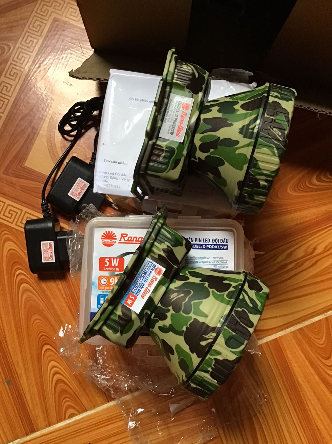 Hàng không đúng trong hình đặt hàng đèn nhỏ giao hàng to mà là hàng giả đèn Rạng Đông lửa đảo quá chắc không tin vào hàng trên mạng nữa. Hàng không đúng trong hình đặt hàng đèn nhỏ giao hàng to mà là hàng giả đèn Rạng Đông lửa đảo quá chắc không tin vào hàng trên mạng nữa.