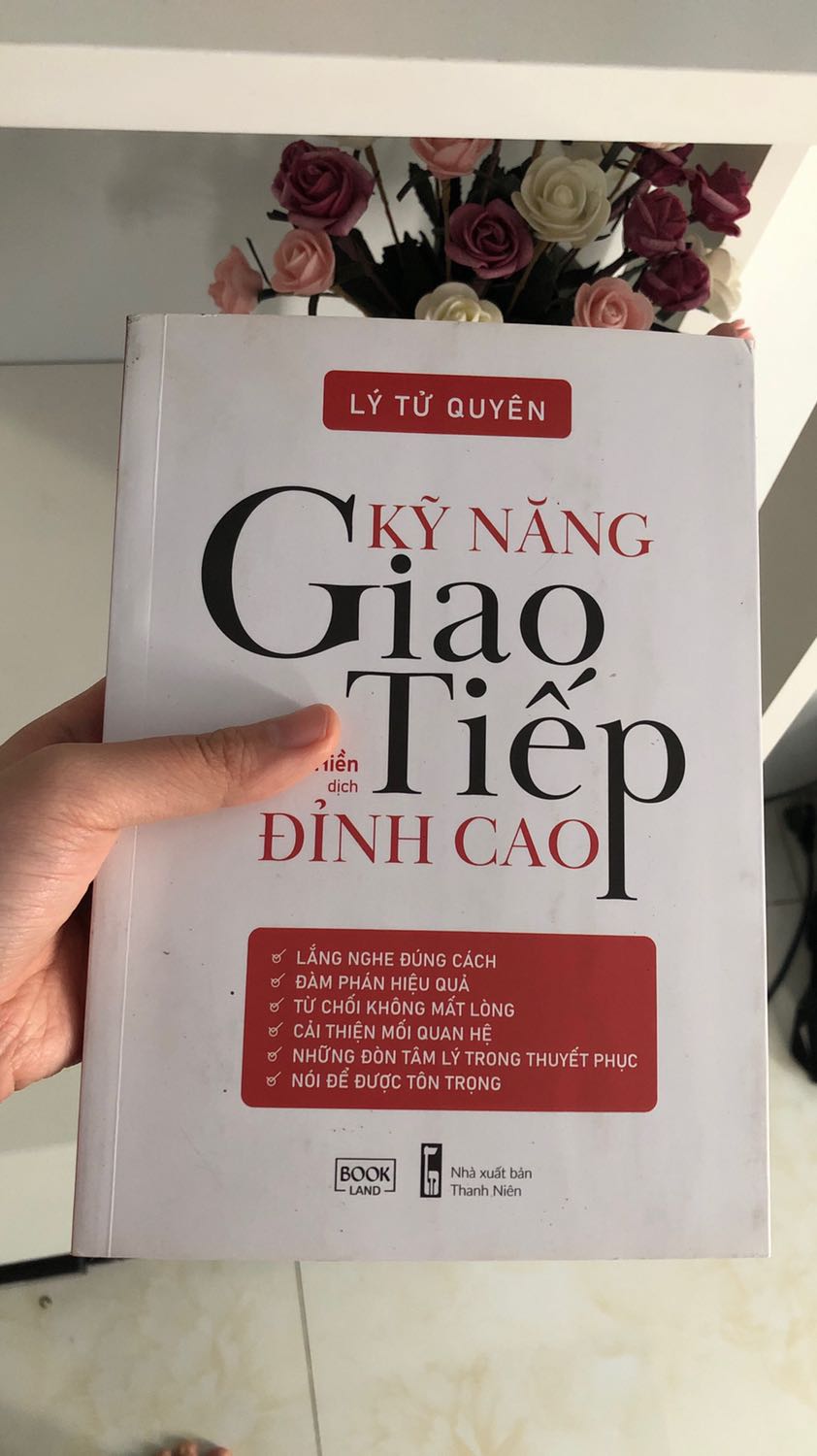 Sách rất hay, rất đáng đồng tiền bác gạo. Recommend mọi người tìm đọc. Cũng cùng những nội dung ấy, những thủ thuật trong giao tiếp chắc chắn ai cũng đã từng nghe qua hay đọc qua trong những cuốn sách như “ Đắc nhân tâm” hay “Nghệ thuật giao tiếp đỉnh cao” nhưng được viết dưới ngòi bút của một tác giả Trung Quốc. Lối viết rất bay bổng nhẹ nhàng và gần gũi, tác giả lồng ghép những câu chuyện và những cách xử lý tình huống tinh tế và khôn khéo của MC Đổng Khanh-1 trong những MC hàng đầu Trung Quốc để đưa ra những lời khuyên hữu ích giúp mọi người trò chuyện khéo léo hơn trong cuộc sống hằng ngày. Sách dạy những bài học như lắng nghe người khác, đừng tuỳ tiện ngắt lời người khác, hãy để họ được nói hết, không áp đặt quan điểm lên người khác, điềm tĩnh và ôn hoà nhưng cần mạnh mẽ và sắc sảo tuỳ thuộc vào tình huống. 
Đọc sách để suy ngẫm, để ngôn từ trở nên phong phú và nội tâm người đọc cũng ôn hoà hơn. Kỹ năng trò chuyện giao tiếp tuy là khó nhưng không phải là không cải thiện được, chỉ cần chú ý và đặt trọng tâm vào người nghe nhiều hơn, trò chuyện bằng cả trái tim chân thành thì có ai lại nỡ từ chối bạn chứ.