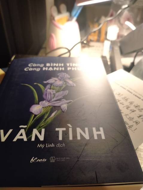 Đặt sách từ lúc nxb để link pre-order. App báo giao 20 mà 16 đã tới. Bọc plastic ngoài cho sách và có miếng xốp bao cho sách trc sau chắc chắn ko bị móp méo miếng nào. 

Sách cầm đầm tay. Bìa chữ ký cứng cáp (mình lấy luôn làm bookmark chứ bình thường để riêng hay bị hư :v). Chất liệu giấy sờ vào cực xịn. Tuy mới đọc vài chương nhưng qua những câu chuyện ấy lại mở mang thêm vài quan điểm mới cho riêng mình. Về tình yêu, hôn nhân,... Rất mới mẻ và thú vị. 1 quyển sách đáng đọc nha.

Mình và anh mình đã mua các phiên bản của Vãn Tình (trừ quyển Rất thích, rất thích em) nên khi có sách đã tậu em nó luôn. Dù mấy quyển trc ko mua ngay những lúc sách mở bán ngày đầu nhưng cũng đã thu thập được các quyển trong hành trình 7 năm cùng tác giả Vãn Tình. 

Cảm ơn team Bloom đã mang đến trọn bộ của tác giả và nhờ sách mình cũng thay đổi góc nhìn, tư tưởng của bản thân mình. 

Mong thời gian tới sẽ đọc được những đầu sách hay nữa từ Bloom.
