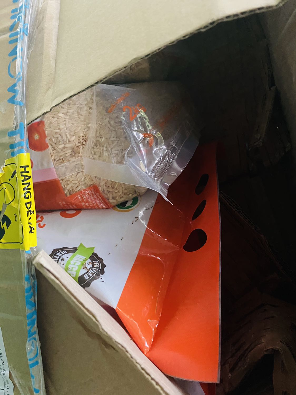 Đóng gói rách, nhàu nát, bung keo, bịch gạo rách và có nhiều kiến. Đề nghị đổi lại sản phẩm còn nguyên vẹn hoặc đến lấy lại và hoàn trả lại tiền. Gạo như này không sử dụng được. Quá tệ