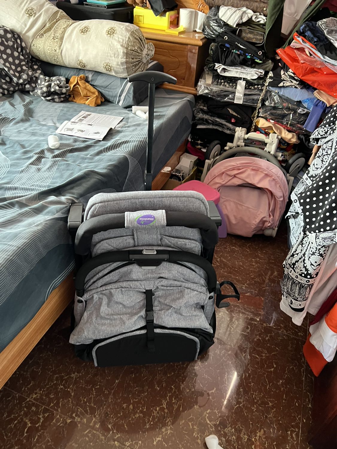 Nhắn tin shop hỗ trợ không tl hoặc tl rất lâu. 
Xe đẩy đẹp, xịn mịn, chắc chắn.
Nhược điểm : 
-nếu có thêm quai xách thì êm, nhìu khi cần quải trên vai, kéo như vali dễ dơ xe.
- không có túi đựng xe đẩy khi không sử dụng.