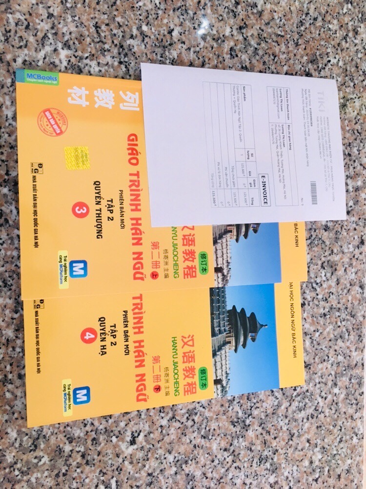 Lúc mới đặt sách mình cũng hơi lo vì thấy nhiều *** không được tốt cho lắm. Hôm nay nhận được hàng mình rất ưng nên quyết định lên *** cho sh. Sách mới xuất bản 2018, bọc khá cẩn thận. kiểm tra sách in ổn, không bị nhòe mực hay rách bìa. Nói chung mình khá ưng ý, sẽ tiếp tục ủng hộ sh ^^