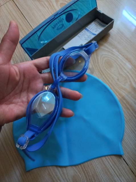 Kính đẹp, đeo êm, thoải mái. Giao hàng nhanh.
Shop bán hàng có tâm, lần đầu nhận hàng shop quên gửi tặng mũ, mình phản hồi thì được shop báo do lô mũ tặng bị lỗi nên gửi bù lại sau và 3 hôm sau thì mình nhận được chiếc mũ bơi quà tặng. Mũ trơn, nhìn hơi mỏng nhưng dùng tốt, ôm sát đầu. 
Sản phẩm tốt, giá rẻ, shop chu đáo, nhiệt tình. Lần sau sẽ ủng hộ tiếp !