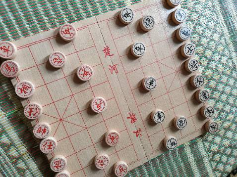 Tuyệt, bàn cờ và quân cờ nhẹ nhưng cầm khá đầm tay. Đóng gói cẩn thận nên ngoại quan bàn cờ vẫn còn đẹp. Có góp ý là các quân cờ shop nên để trong túi zip tránh va đập hơn xíu Tuyệt, bàn cờ và quân cờ nhẹ nhưng cầm khá đầm tay. Đóng gói cẩn thận nên ngoại quan bàn cờ vẫn còn đẹp. Có góp ý là các quân cờ shop nên để trong túi zip tránh va đập hơn xíu