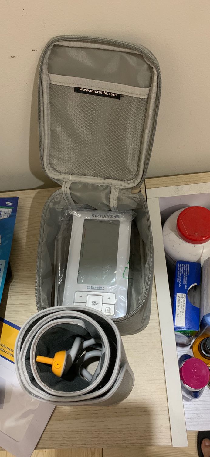 Shop đóng gói máy điện tử mà không ghi cẩn thận dễ vỡ nên khi nhận hàng thùng bị móp méo nên khi nhận hàng mình rất lo lắng. May là máy vẫn hoạt động tốt.