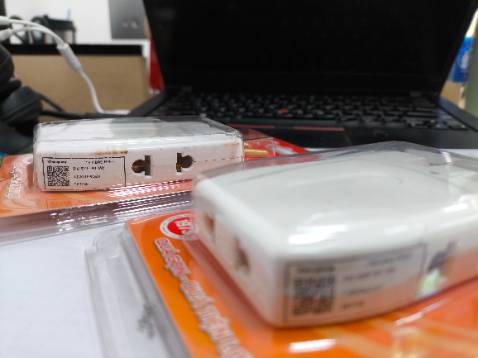 Tôi mua 2 cái. Cả 2 đều bị dính những vệt ố vàng gỉ sét như hàng cũ vậy, mặc dù đó là phần nhựa abs?! Nó không phải là dính ở bao bì trong suốt bên ngoài đâu nhe.