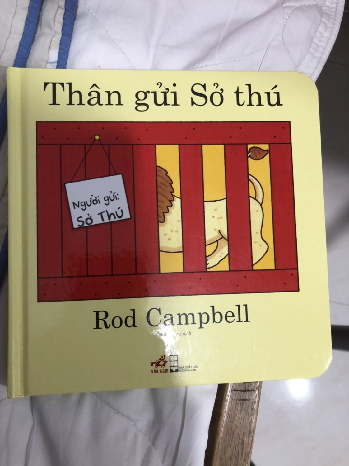 Sách đẹp lắm, bên trong lật dở , bé mình rất thích, xem nhiều quá xé luôn cái lật dở, chỉ còn hình thú.