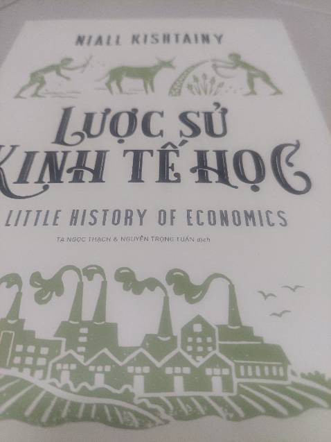 Kinh tế học có thể coi là khoa học nghiên cứu cách thức con người sống trong một thế giới với các nguồn lực “ khan hiếm “. Kinh tế học đồng hành cùng các ngành khoa học về xã hội loài người bắt đầu từ những nhà triết học cổ đại cho đến những nhà tư vấn chính sách giải quyết những vấn đề toàn cầu hiện nay.
Cuốn “ Lược sử kinh tế học” đã tóm lược toàn bộ quá trình đó bằng những câu chuyện kể ngắn gọn súc tích ở đó các nhà tư tưởng đã xem xét nền kinh tế theo nhiều cách khác nhau với đủ loại đức tin chính trị, họ đưa ra những ý tưởng khác nhau để giải quyết các vấn đề trong thời đại của họ. Đây là một cuốn sách bổ ích giúp người đọc dù là bình dân hay nhà nghiên cứu kinh tế, là một tổ chức doanh nghiệp cho đến chính phủ hiểu bản chất những vấn đề cơ bản của nền kinh tế tự tìm ra cho mình những phương thức để có thể đối mặt với các vấn đề kinh tế ngày nay, cho dù đó là sự bất bình đẳng cực đoan, khủng hoảng tài chính hay các vấn đề môi trường…

“Phải làm gì để sống tốt trong xã hội loài người? Mọi người cần gì để được hạnh phúc và thỏa mãn? Điều gì làm cho họ thực sự phát triển mạnh mẽ? Đó là nơi kinh tế học bắt đầu và, sau tất cả các tranh luận và bất đồng, đó là nơi mà nó phải bắt đầu lại một lần nữa.”