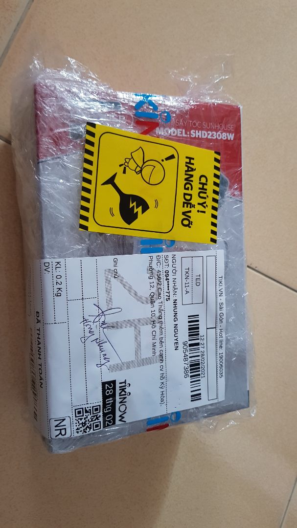 cầm khá thoải mái tay. mình cắm thử thì thấy máy chạy khá mạnh, kêu cũng hơi to, chỉ mở thử 15s thôi thì thấy máy khá nóng. nếu sấy khô 1 cái đầu thì chắc máy sẽ rất nóng. Hi vọng ko bị cháy sau 3 ngày sử dụng :))) à, nút bật cái gờ rất là thấp và cứng, tương đối khó bật ý