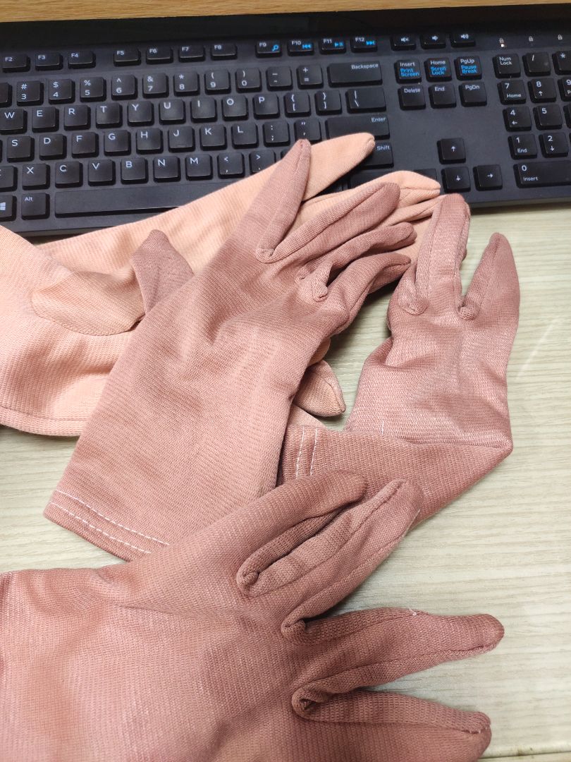 shop làm ăn không có uy tín. giao hàng sai mẫu. sai số lượng lần 1 báo tiki đổi hàng. giao lần 2 vẫn đôi đó còn thiếu số lượng.  mấy chục ngàn mà mất uy tín. treo đầu dê bán thịt c.h.ó. thà 1 lần còn nghĩ giao nhầm. đến lần 2 đổi lại vẫn y chang. đ hiểu đôi bao tay nhận dc nó giống đôi đăng bán chỗ nào