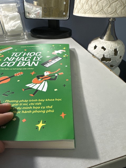 Sách k còn seal. K có chống sốc, bọc màng nilon rất sơ sài. Sách nhận về tay gáy và góc sách nhăn nhúm. Về nội dung chưa nhận xét vì chưa đọc.