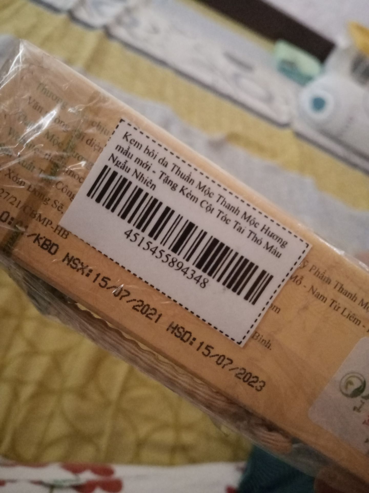 Hàng date xa, có kèm quà tặng cột tóc dễ thương. Kem này dùng đã lâu, thấy đặc biệt hiệu quả đối với da trẻ nhỏ bị mẩn đỏ, rôm sảy, nước ăn da tay chân, mình bôi 1-2 lần bé hết (bôi càng sớm thì nhanh khỏi hơn); người lớn thì phải bôi đều vài ngày mới khỏi. Thành phần thảo dược thiên nhiên lành tính nên cũng an tâm. Sản phẩm Việt lại rất chất lượng, nhà nào có bé nhỏ mình nghĩ nên mua dùng.
Tiki giao hàng nhanh, đóng gói cẩn thận.